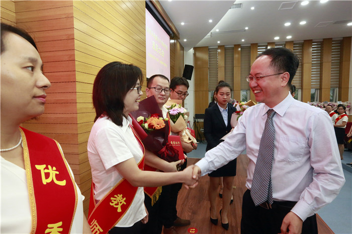 1568119739132460.jpg 杨聪院长 优秀教师 (1).jpg