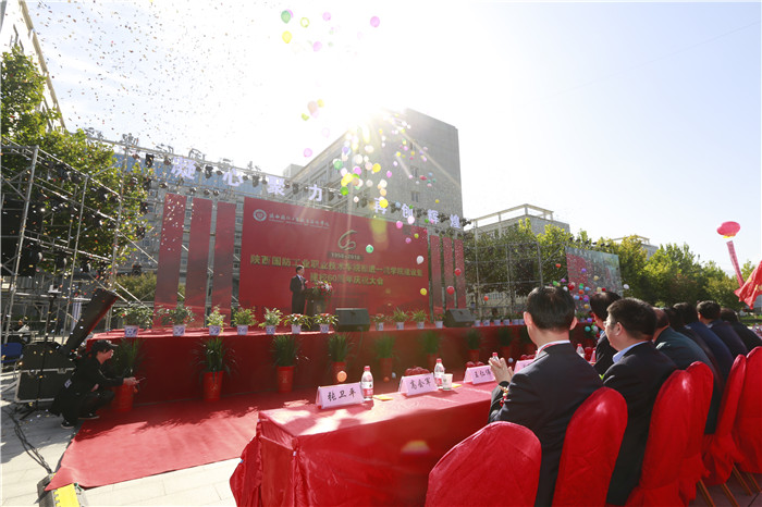 校庆会场气球照 (2).jpg