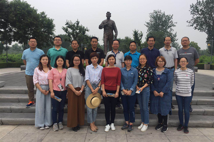 1561347246795657.png 全体参观党员习仲勋同志故居合影_副本.png