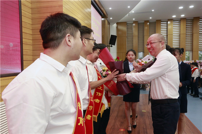 1568119585734595.jpg 刘少阳 先进教育工作者.jpg