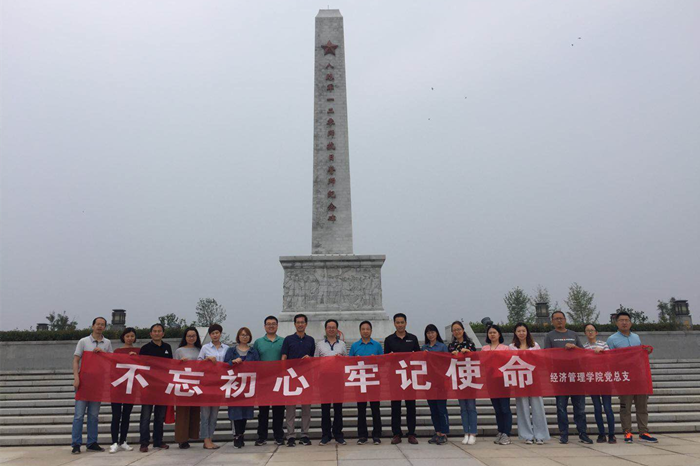 1561347265133359.png 全体参观党员在八路军120师抗日誓师纪念碑前合影_副本.png