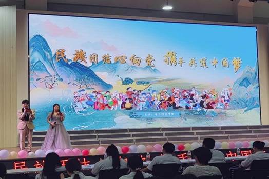 电视前有许多人描述已自动生成 电视前有许多人描述已自动生成