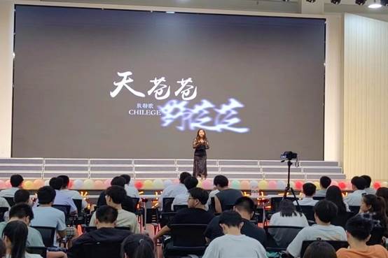 会议室里的人们描述已自动生成 会议室里的人们描述已自动生成