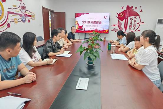 一群小孩坐在桌子前描述已自动生成 一群小孩坐在桌子前描述已自动生成