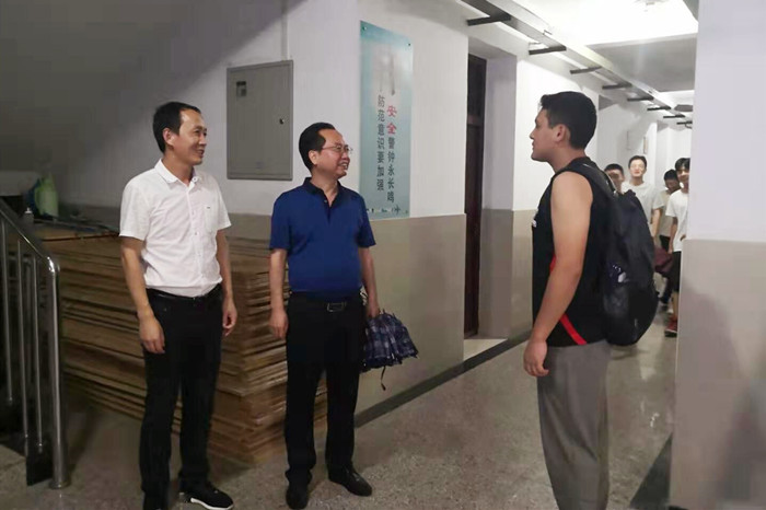 1567391349115471.jpg 新学期走访新生宿舍看望慰问新同学_副本_副本.jpg