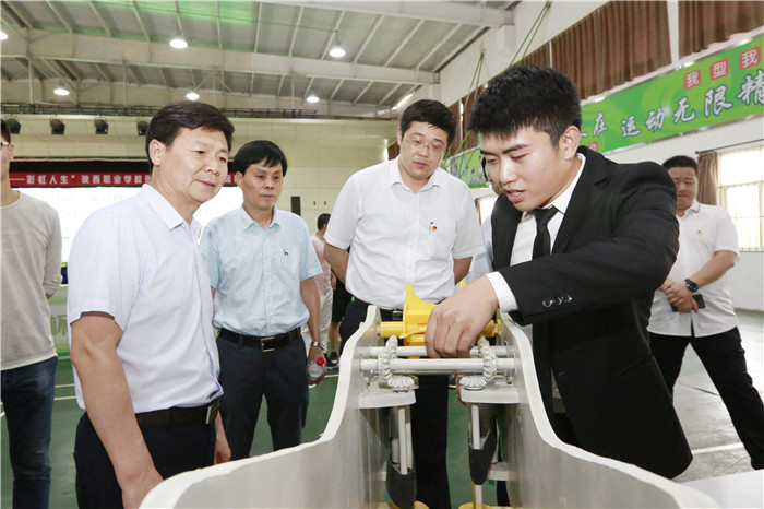 1529480620245883.jpg 领导参观展区.jpg