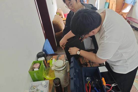 图片包含 人, 男人, 男孩, 年轻描述已自动生成 图片包含 人, 男人, 男孩, 年轻描述已自动生成