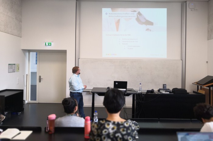 1536050591293003.jpg 专题讲座2_副本.jpg