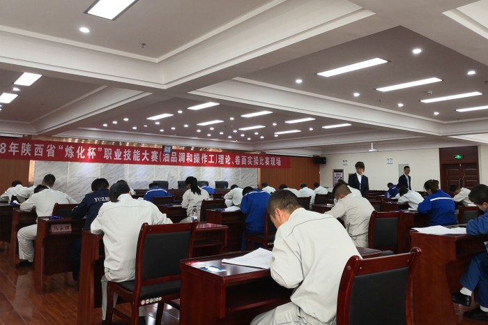 1538006179270110.jpg 4油品调和操作工理论、卷面比赛现场_副本.jpg