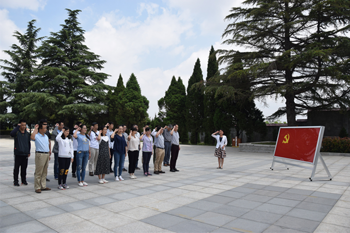 1528686153332334.jpg 重温入党誓词_副本.jpg